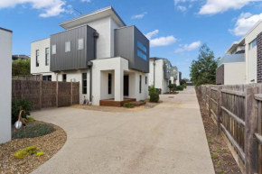Stunning Luxury Townhome Walk to Beach & Shops